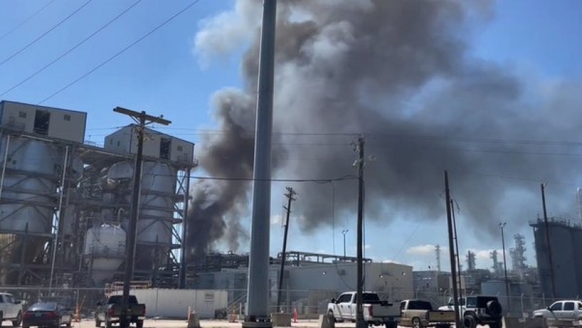 دخان اسود يتصاعد جراء حريثق مصنع الكيماويات