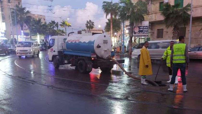أجهزة محافظة الإسكندرية أثناء إزالة آثار الأمطار