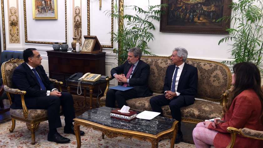 رئيس الوزراء خلال لقاءه سفير إيطاليا لدى مصر