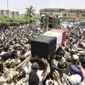 الآلاف يشيعون جثمان الشهيد أحمد المنسى أمس «أ. ف. ب»