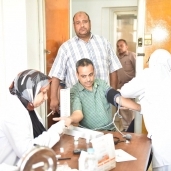 أحد المواطنين أثناء الفحص الطبى بقوافل «الصحة»