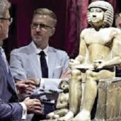 تمثال «سخم كا» أثناء مزاد بيعه فى بريطانيا