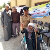 "أمن الفيوم" يخصص أفراد شرطة لنقل المرضى بكراسي متحركة للجان التصويت