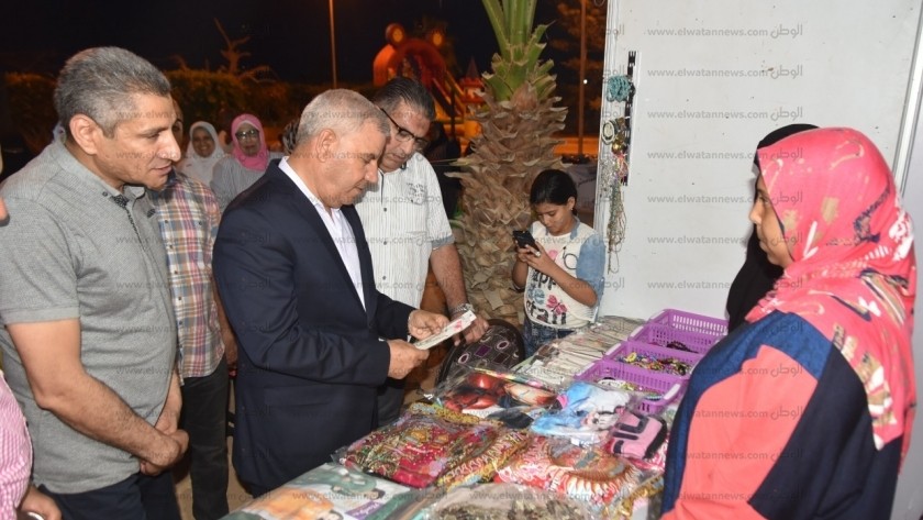 محافظ مطروح خلال إفتتاح معرض المشروعات الصغيرة للمرأه والشباب بمطروح