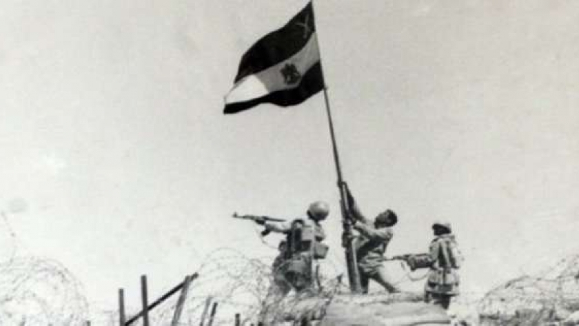 رفع العلم المصري على أرض سيناء في أكتوبر 1973