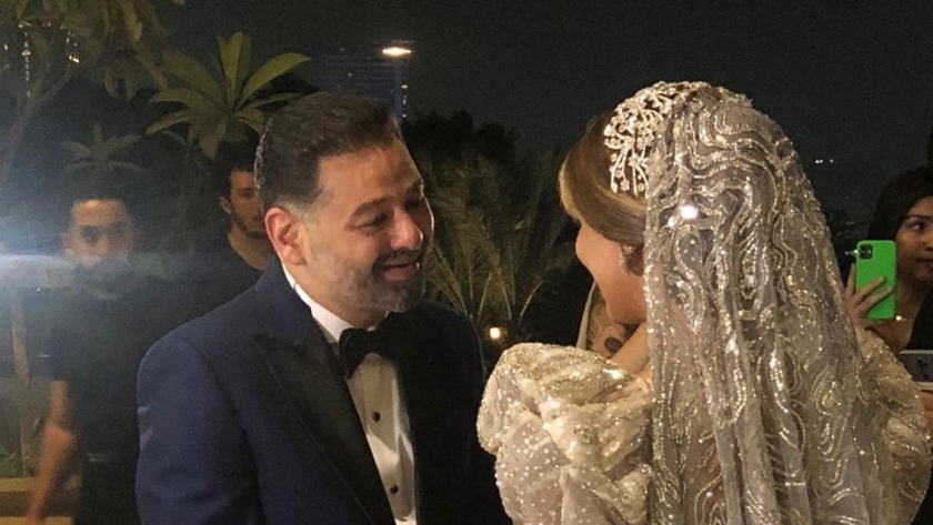 أمير شاهين وعروست خلال حفل الزواج