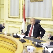 رئيس الوزراء خلال اجتماعه بوزيرى «النقل» و«الإسكان»