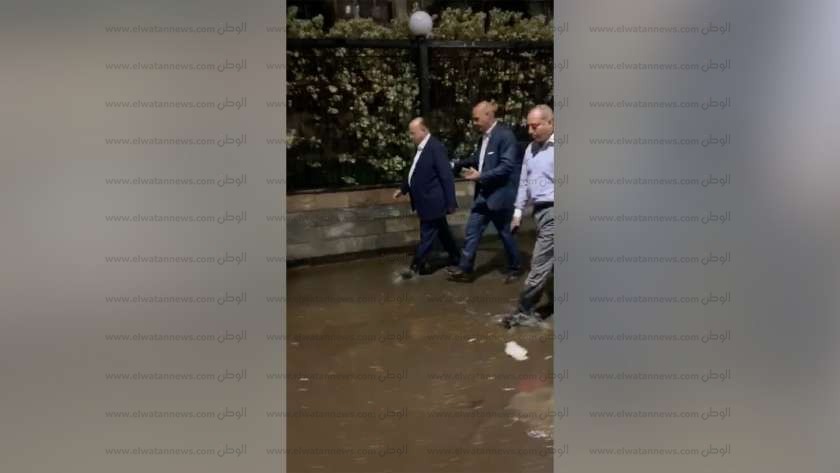 محافظ القاهرة في وقت هطول الأمطار