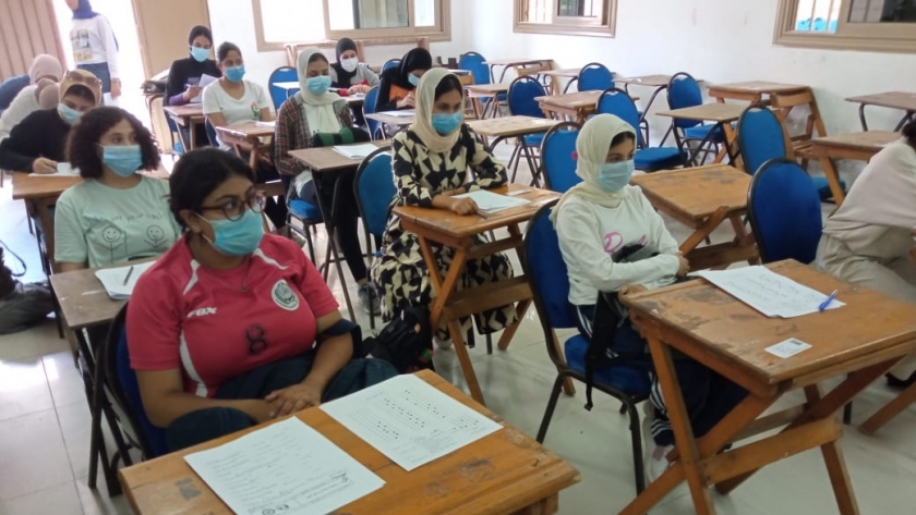 طلاب الثانوية العامة يؤدون امتحان القدرات بالإسكندرية