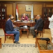 محافظ كفر اشليخ خلال اجتماعه مع بعض التنفيذين