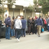 تجمع عدد من أنصار نقيب الصيادلة المعزول أمام محكمة عابدين