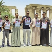 شباب الأقصر يدعمون حسن عامر بسلسلة بشرية أمام المعبد