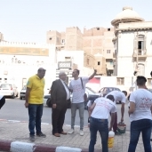 المصريين الاحرار بأسيوط يطلق حملة نظافة بمحيط المدارس ويوزعون الورودعلى لطلاب