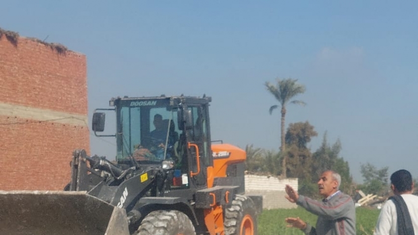 إزالة التعديات على الأراضي الزراعية في بني سويف