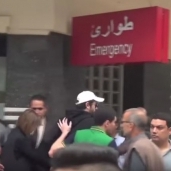 كريم عبدالعزيز يعنف "مصور" في أثناء خروج جنازة "الساحر"