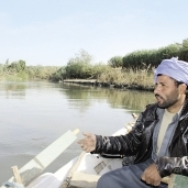 «أحمد» يشير إلى مصب الرهاوى فى النيل