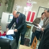 نائب رئيس جامعة بنها حلال زيارته لمستشفى بنها الجامعى