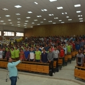 عمداء كليات جامعة أسيوط يشاركون آلاف الطلاب الوقوف حدادا على أرواح شهداء الواحات