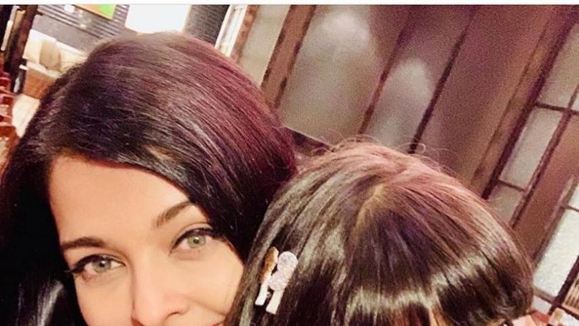 الممثلة الهندية إيشواريا راي وابنتها