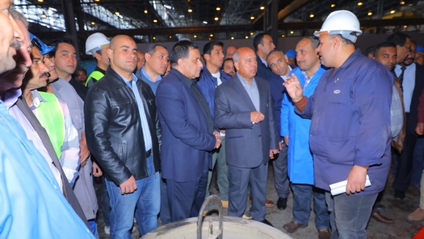 وزير النقل لعمال ورش أبو زعبل: اهتموا بضبط الإنتاج