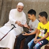 طفلان يحصلان على «العيدية»
