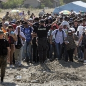 بالصور| بعد رفض مقدونيا.. وصول 5 آلاف مهاجر بينهم سوريين إلى صربيا