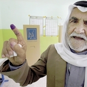 مواطن عراقى بعد الإدلاء بصوته فى الانتخابات  «أ.ف.ب»
