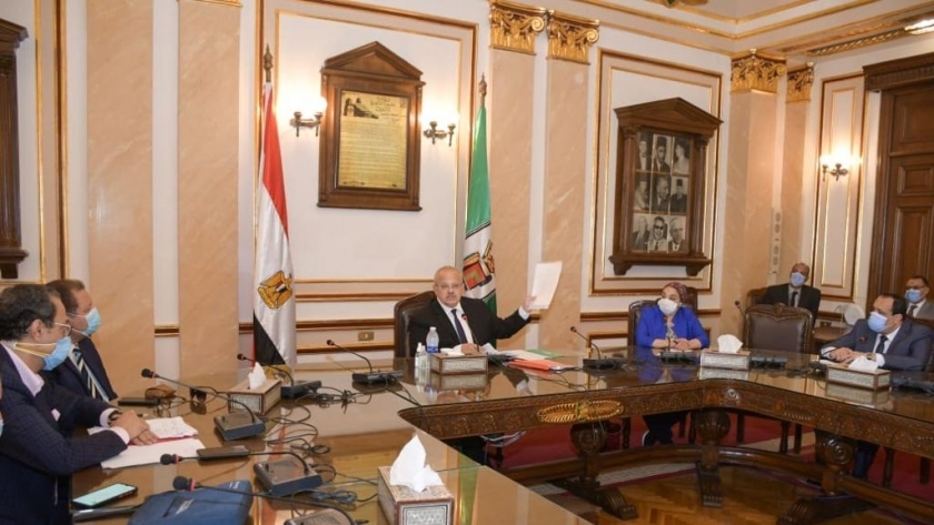 رئيس جامعة القاهرة أثناء أجتماعه مع لجنة تطوير قصر العيني