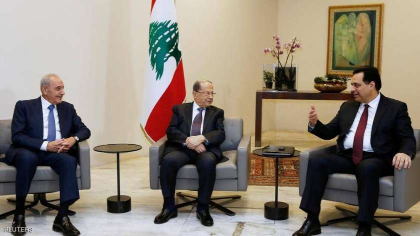 رئيس الوزراء اللبناني المستقيل حسان دياب مع الرئيس ميشال عون