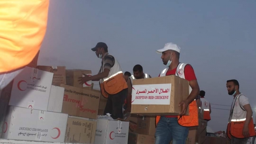 جانب من مساعدات الهلال الأحمر المصرى