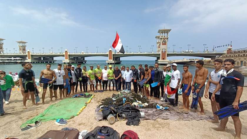 تنظيف شاطئ ستانلي في الإسكندرية قبل قمة المناخ