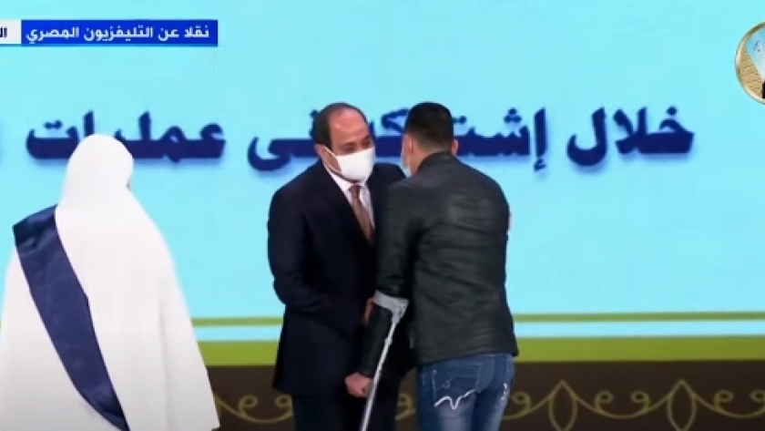 السيسي يكرم أحد مصابي عمليات التأمين بشمال سيناء ويحضتنه