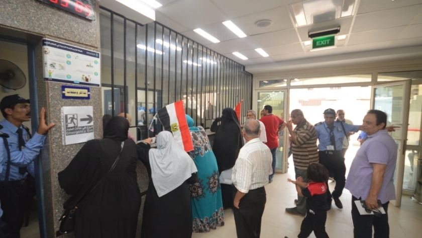 مواطنو بورسعيد خلال الإقبال على المستشفيات لتسجيل أسمائهم فى المنظومة