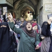 سيدات فلسطين لا يملكن إلا «الغضب» أمام الاقتحام المتكرر من قوات الاحتلال «أ.ف.ب»