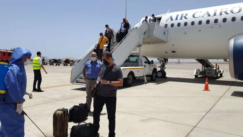 مطار مرسي علم الدولي يستقبل طائرة المصريين العالقيين في جدة