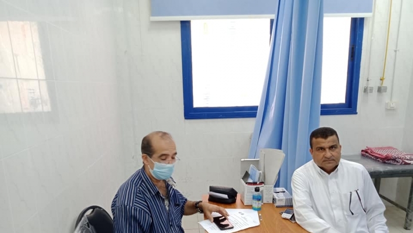 حسين آدم جارح المرشح لمجلس الشيوخ خلال توقيع الكشف الطبى بمستشفى مطروح العام