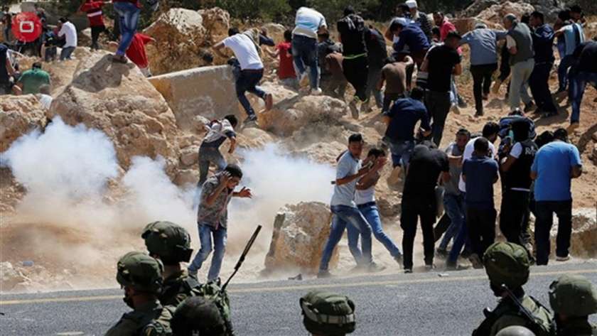 قوات الاحتلال تطلق قذائف الغاز لتفريق مسيرة فلسطينية فى الضفة الغربية