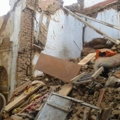 البحث عن 4 اشخاص في انهيار منزل مكون من 3 طوابق بسوهاج