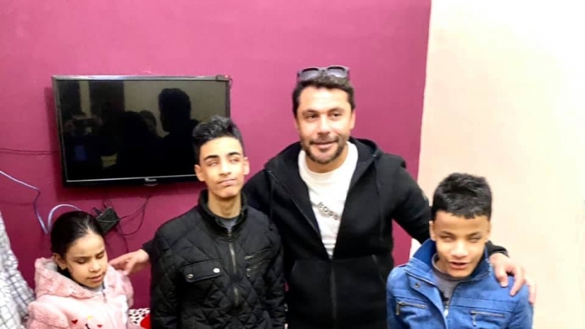 العميد أحمد حسن يزور الأطفال الثلاثة المكفوفين في منزلهم