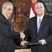 عمرو موسى خلال تسليم «الدستور» للرئيس السابق عدلى منصور