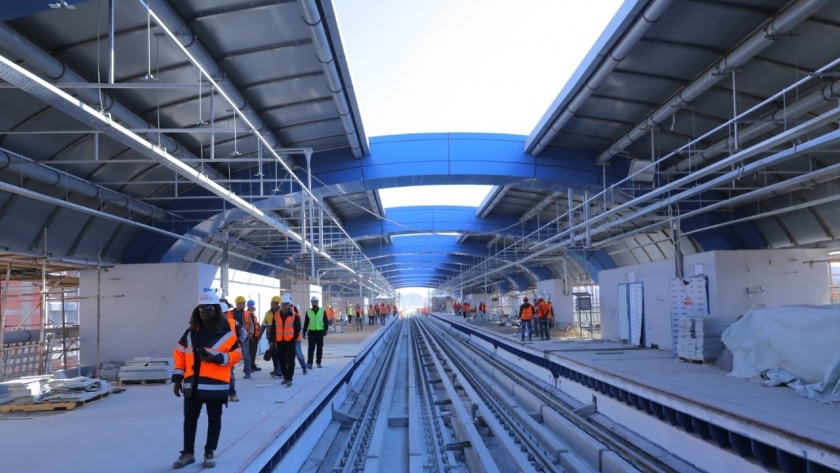 وزير النقل يوجه بسرعة العمل لافتتاح 6 محطات مترو في أبريل