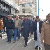 اللواء علاء أبوزيد محافظ مطروح خلال تفقده لشارع اسكندرية اكبر شوارع مطروح