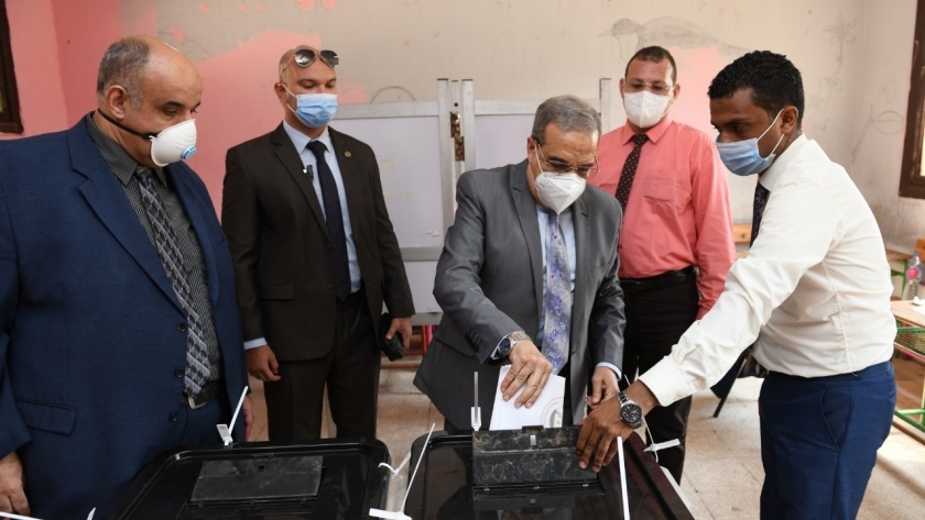 وزير الإنتاج الحربي خلال إدلائه بصوته في عملية الانتخابات