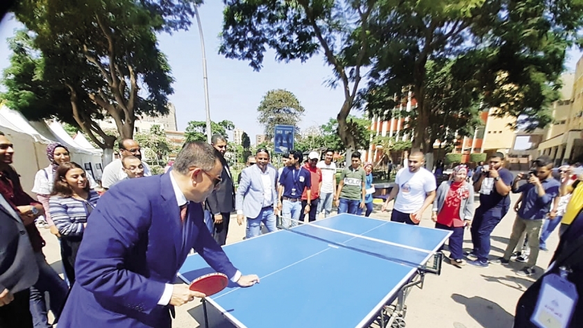 رئيس جامعة عين شمس يشارك فى مباراة «تنس طاولة» أمس