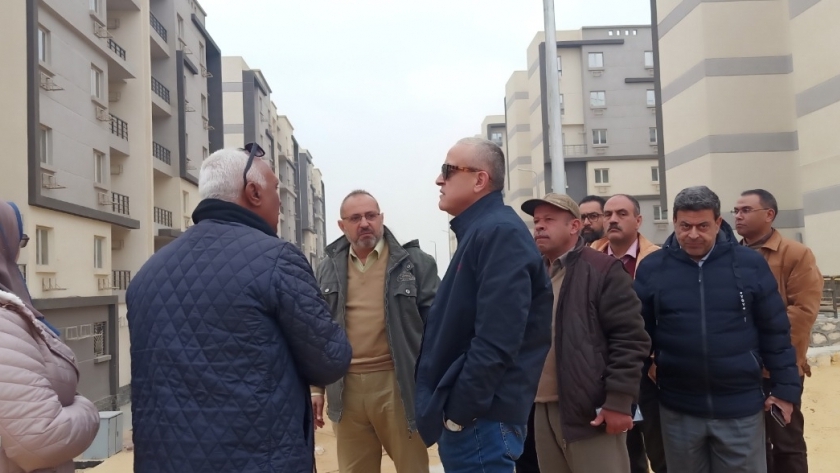 نائب رئيس "هيئة المجتمعات العمرانية" يتفقد المبنى الرئيسي لمجمع تراخيص القاهرة الجديدة