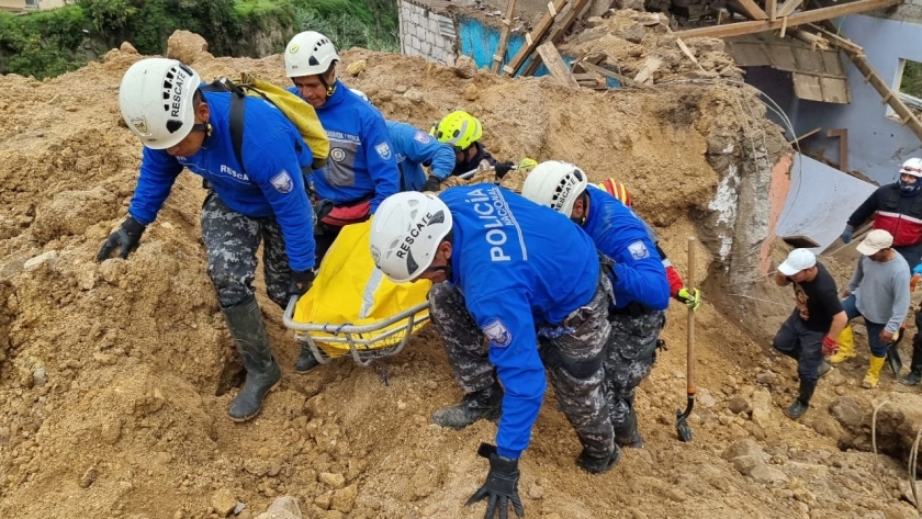 عمليات البحث والإنقاذ لضحايا الانهيار الأرضي بالإكوادور