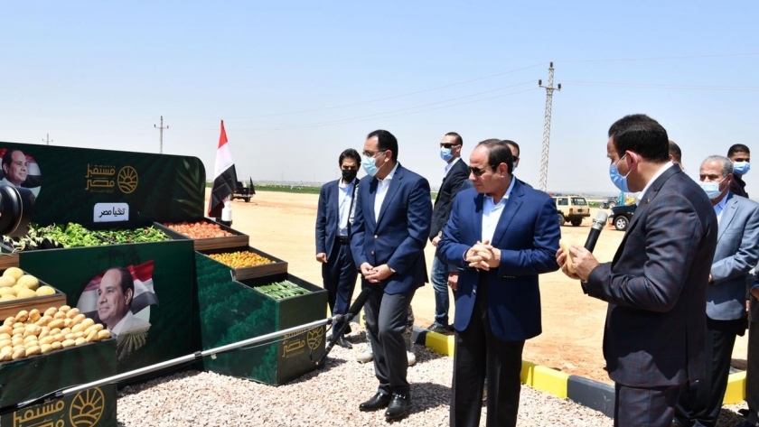 الرئيس السيسى خلال تفقده مشروع «مستقبل مصر» للإنتاج الزراعى بالصحراء الغربية 