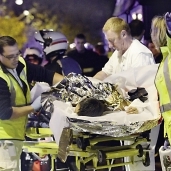 قوات الدفاع المدنى الفرنسية أثناء نقل أحد ضحايا الحوادث الإرهابية «أ.ف.ب»