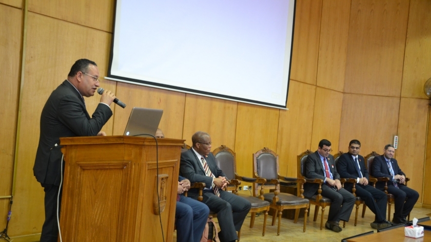 رئيس جامعة الإسكندرية خلال استقبال الوفد الأمريكي