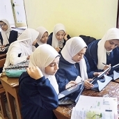 طالبات يتدربن على الامتحان بواسطة التابلت